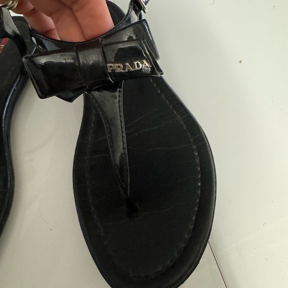 Black Prada patent leather bow flat sandals - Picture 4 of 5